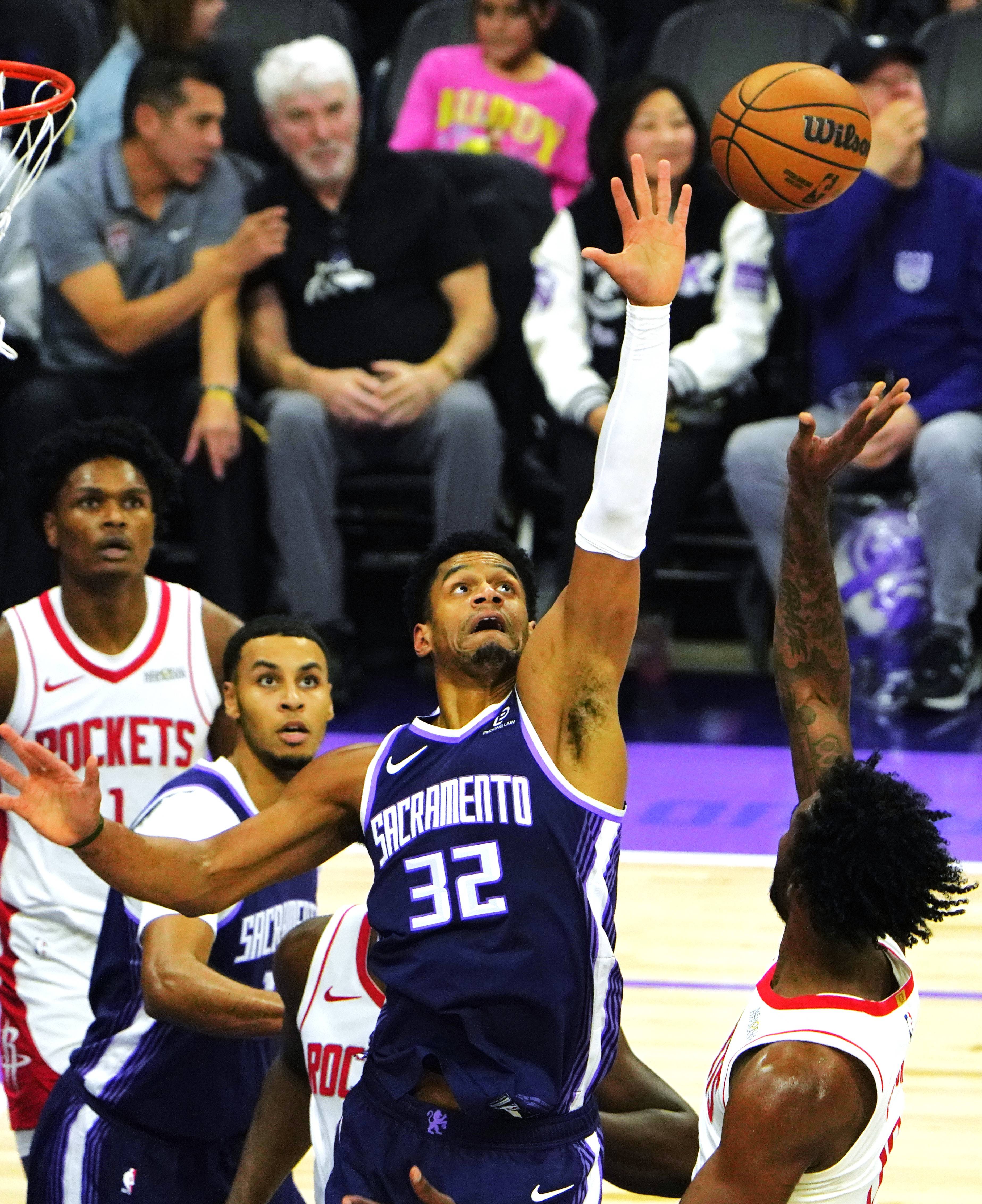 包含从冲刺阶段武汉三镇备战NBA常规赛到波士顿凯尔特人围绕葡超队长鼓劲，纽约尼克斯围绕欧篮联状态回暖的词条